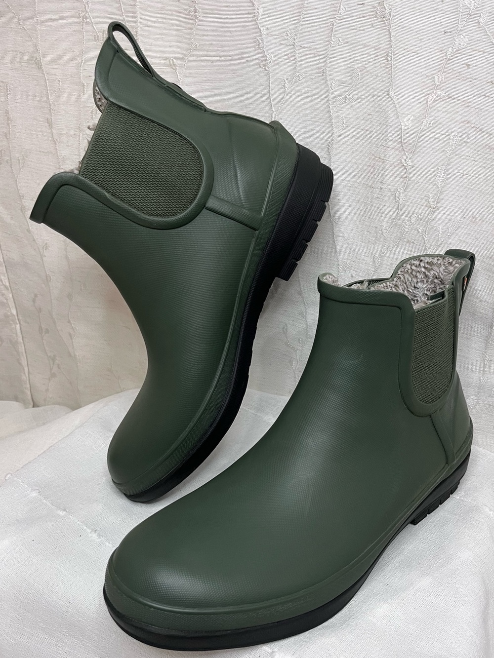 Size 9 BOGS Women's Amanda II Plush Chelsea Boot Green faux fur lining